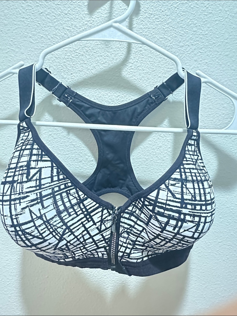 Maidenform 34D Black & White Front-Zip Sports Bra, Women Intimates